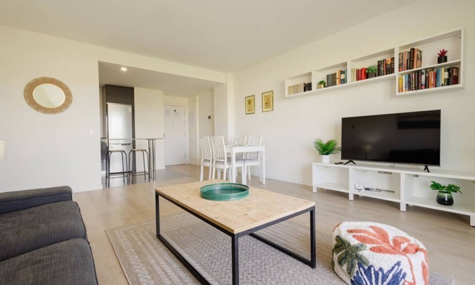 Nueva Andalucia Apartment | Contemporary 2 bedroom apartment in Nueva Andalucia