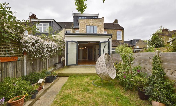Newham House | Contemporary 3 bed house with spacious garden close to Stratford & Canary Wharf