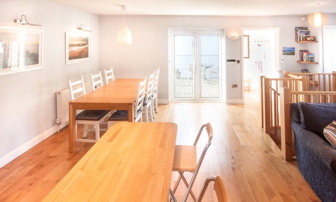 Egloshayle House | Contemporary 3 Bedroom House In Wadebridge With Private Parking