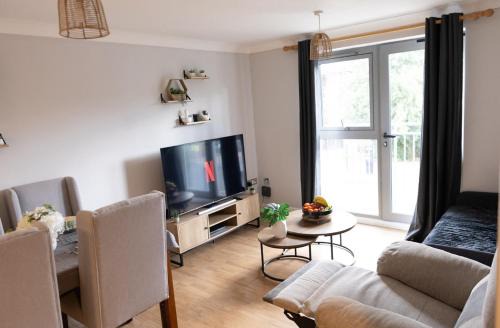 Coventry Apartment | Contractor-Friendly, Private Gated Parking, Fast WiFi, Sofa Bed & Netflix, 5-Min Walk to City Centre, 15-Min Walk to Train Station, Ideal for Relocators & Families