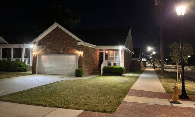 Augusta House | Convenient 4B/3b home & 2 car garage