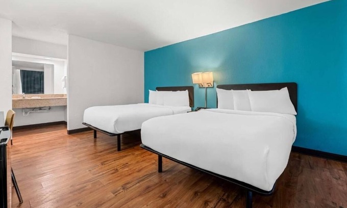 Hamilton Hotel | Convenient Room Right in I-22 | 3 Family Ready Stays w/Free Breakfast