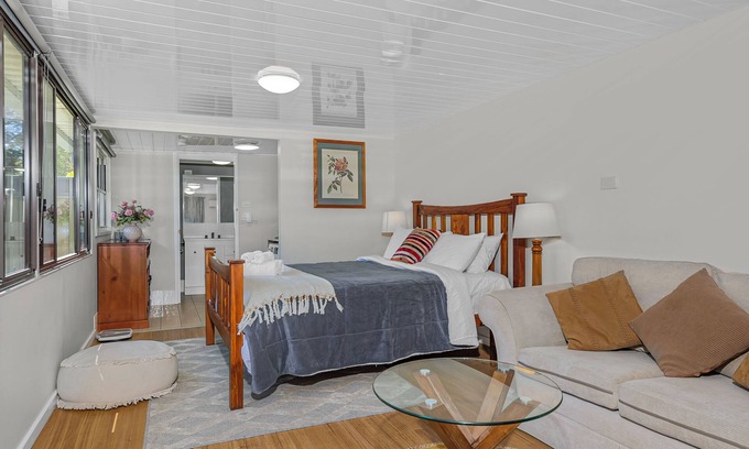 West Gosford Apartment | Convenient spot Gosford/near M1HW,CBD,Hospital,Stadium,water view,fishing,pet