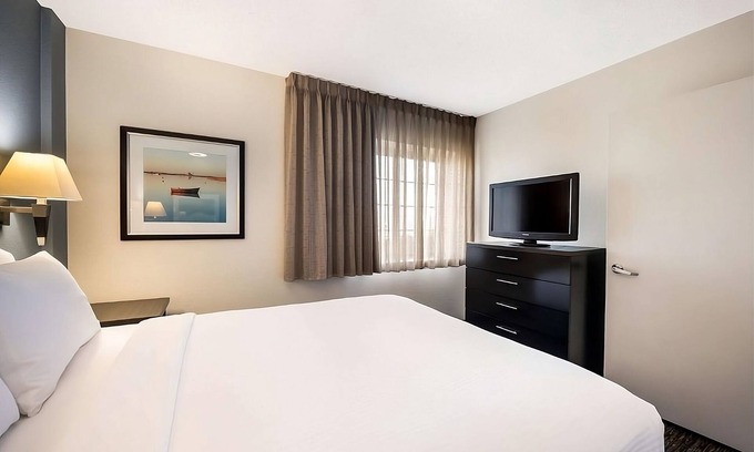 Warren Apartment | Convenient Stay in Michigan! 2 Comfortable Units, Kitchen, Parking!