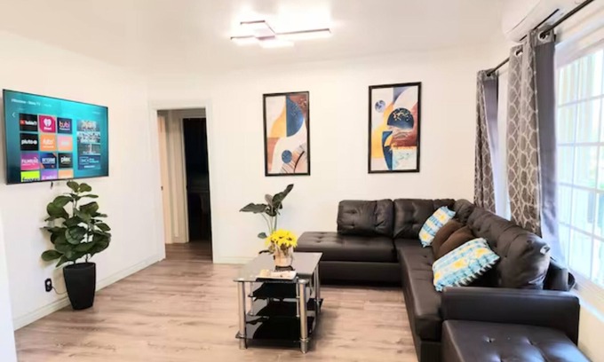 Baldwin Park House | Convenient transport 3-bedroom 2-bath with a private entrance king-sized bed! 1