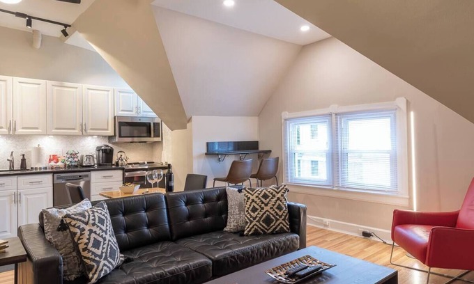 Walnut Hills Apartment | Cool and Modern 3rd Floor 2-Bedroom Walk-up
