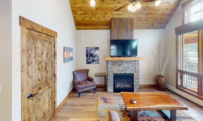 Estes Park Condo | Cool New Mountain Modern Town Home w/Spectacular Mountain Views! Short Walk to D