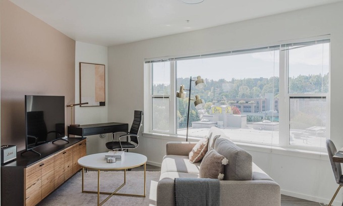 University District Apartment | Cool U District 1BR w/Gym, BBQ, W/D & Rooftop
