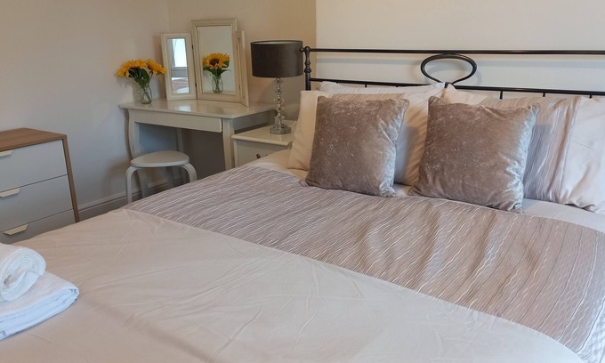 Woodhorn Cottage | Coquet Nest, Cosy 2 Bedroom Apartment Amble town centre