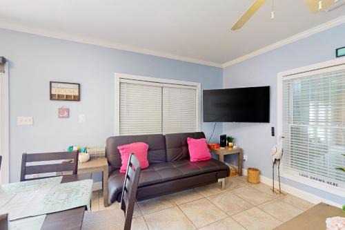 Bay Point House | Coral Queen Palm