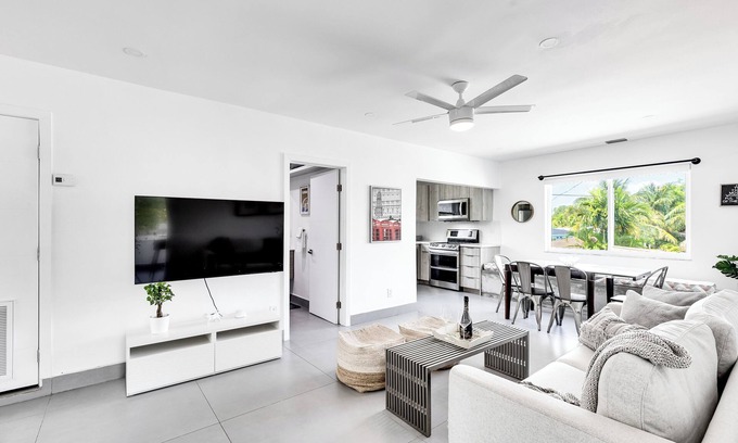 Coral Way Apartment | Coral Way Modern 2BR Apartment - Parking & Wi-Fi