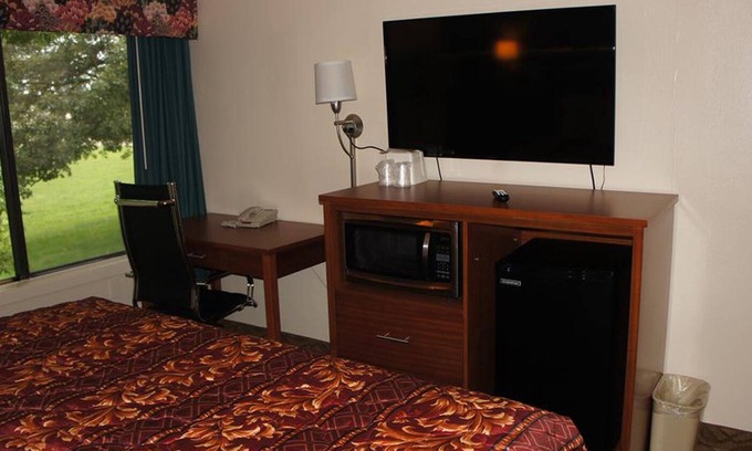 Waite Park House | Coratel Waite Park - 1 King Bed NS