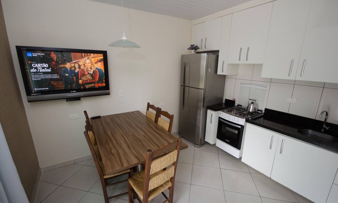 Zimbros House | . Corner of Junipers - Bombinhas 2 bedrooms, air conditioning. 80 m from the beach.