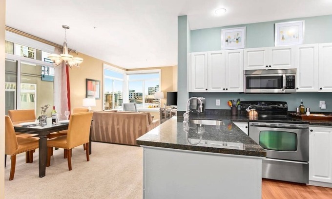 Belltown Condo | Corner Unit in the middle of it all - 99 Walkscore!