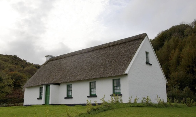 Corofin Cottage | Corofin Lake Cottage No 4 - a two story that sleeps 6 guests in 3 bedrooms