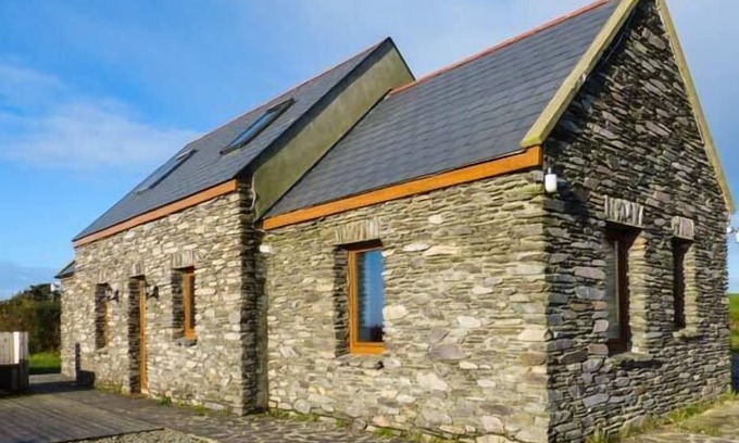 Derreennatra Cottage | CORR AN DROMA, pet friendly, with open fire in Schull, County Cork