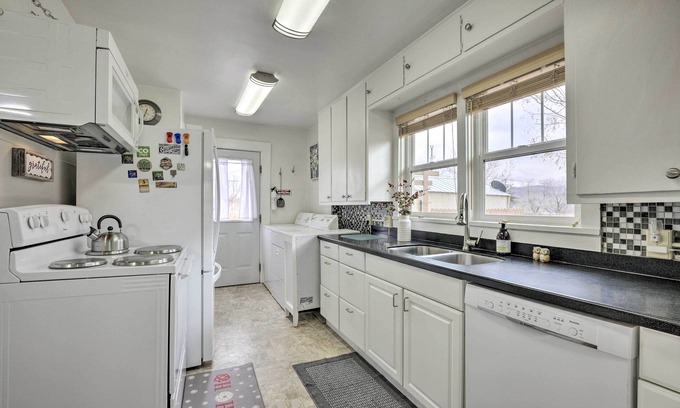 Cortez Cottage | Cortez Cottage w/ Views & Yard, 9 Mi to Mesa Verde