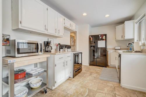 Skyway House | Cosmic Comfort - Pet Friendly - Fenced Yard