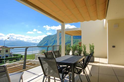 Zorzino Apartment | Costa blu - Pool and terrace overlooking the lake