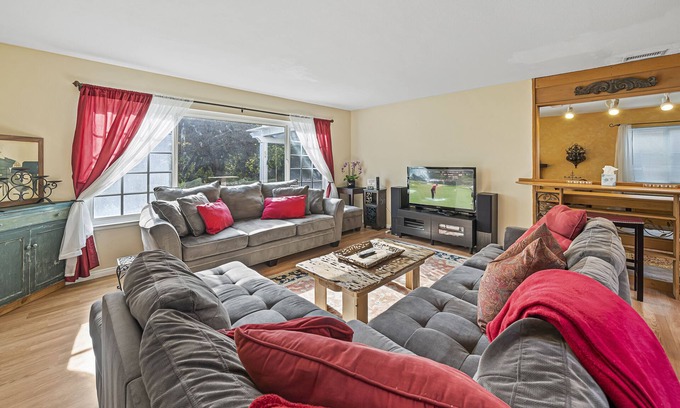 Westside Costa Mesa House | Costa mesa 4 bedroom home with Jacuzzi large yard next to a park.