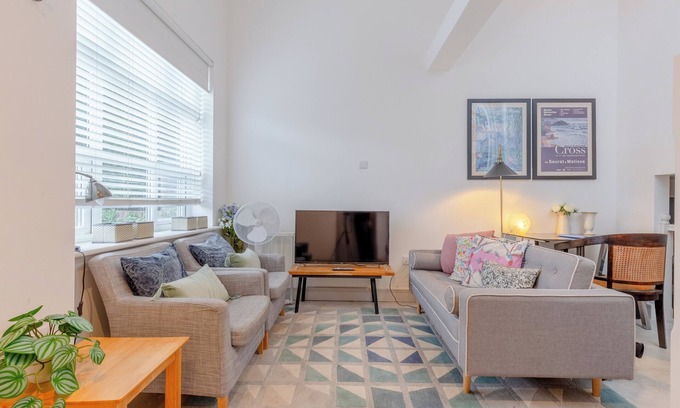 Hillside Apartment | Cosy 1 bed annex near Wimbledon station!