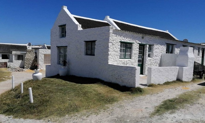 Waenhuiskrans Cottage | Cosy 1 Bedroom apartment with sea view. Walking distance from beach and harbour!