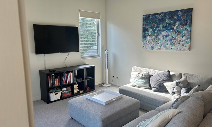 Manly Vale Apartment | Cosy 2 bed 2 bathroom, sunny apartment in the heart of Manly Vale. Car available