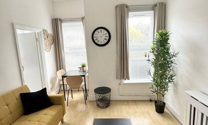 West Norwood Apartment | Cosy 2 bed apartment in South West London with easy access into Central London