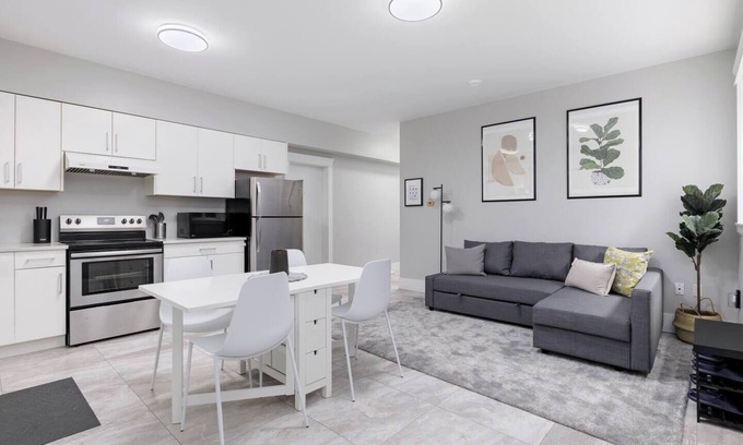Delta Apartment | Cosy 2-Bed Basement Suite in Quiet Neighbourhood
