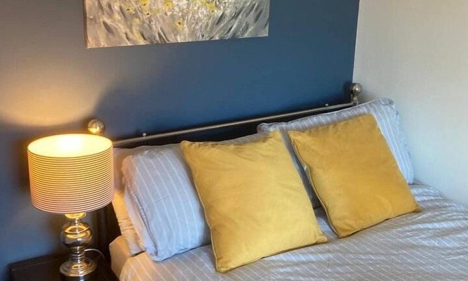Widnes House | Cosy 2-bedroom house in Widnes sleeps up to 4
