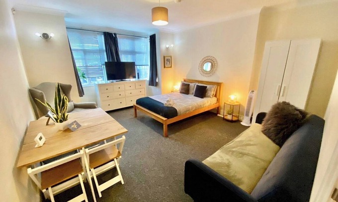 Golders Green Apartment | Cosy 3bed flat FREE parking & garden Golders Green