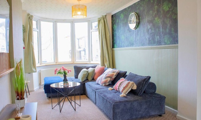 Olton House | Cosy 3BR - Wifi, Smart TV, Parking and 5-Min to Airport, JLR & NEC in Birmingham