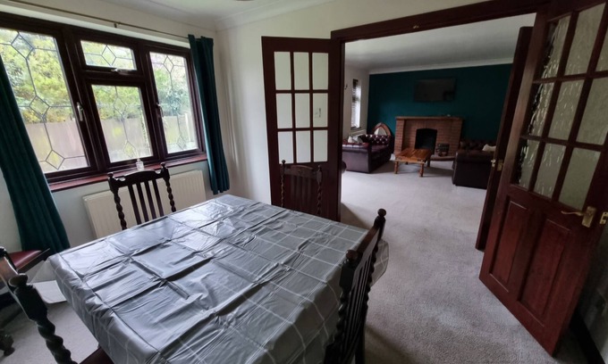 Rayleigh House | Cosy 4 bed detached house, sleeps up to 7 people