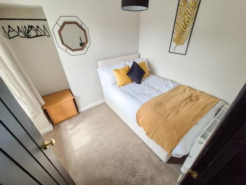 St. Thomas House | Cosy 4-Bed Home with Parking Near City
