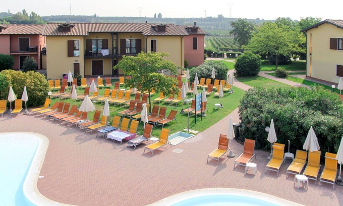 Castelnuovo del Garda Apartment | Cosy apartment for 4 people with pool, hot tub, WIFI, A/C, TV, terrace, pets allowed and parking