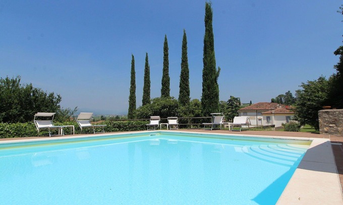 Colognola ai Colli Apartment | Cosy apartment for 8 people with A/C, WIFI, pool, TV and parking, close to Verona