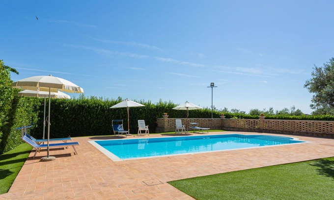 Crecchio House | Cosy apartment in villa for 8 guests with pool, TV, terrace and parking