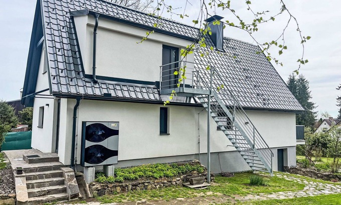 Karlovy Dvory Apartment | Cosy apartment for 5 guests with WIFI, TV, terrace and parking
