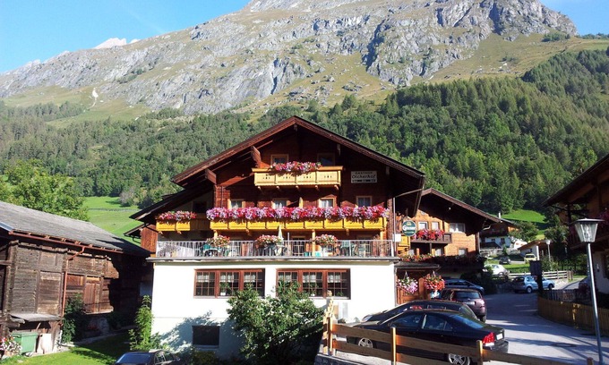 Pragraten Apartment | Cosy apartment for 13 guests with WIFI, TV, balcony, pets allowed and parking
