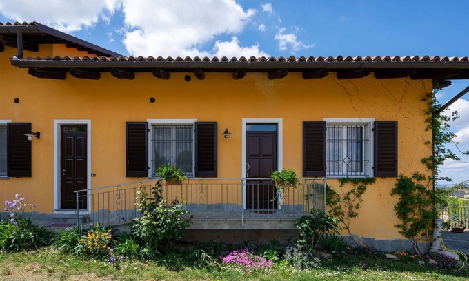 Vinchio Apartment | Cosy apartment for 2 guests with WIFI, A/C, pool, terrace, pets allowed, panoramic view and park.