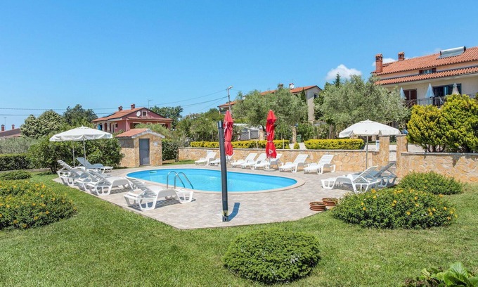 Brnobici Apartment | Cosy apartment for 3 guests with pool, WIFI, TV, terrace and parking