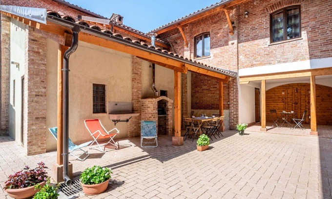 Mondovi Apartment | Cosy apartment for 3 people with WIFI, TV, patio, pets allowed and parking