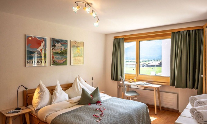 Samedan Apartment | Cosy apartment for 3 people with WIFI, TV, terrace, pets allowed, panoramic view and parking