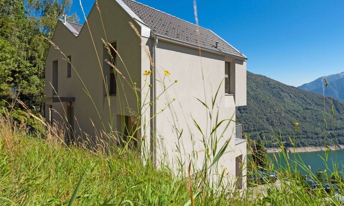 Mergoscia Apartment | Cosy apartment for 4 people with WIFI, TV, patio, pets allowed, panoramic view and parking