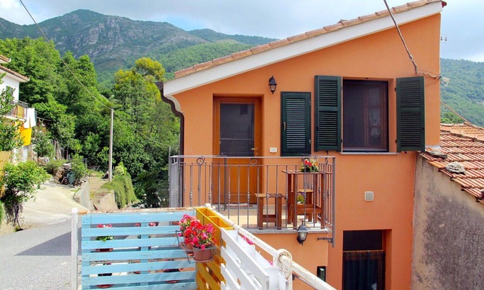 Borgo Apartment | Cosy apartment for 4 guests with WIFI, TV, patio, pets allowed, panoramic view and parking