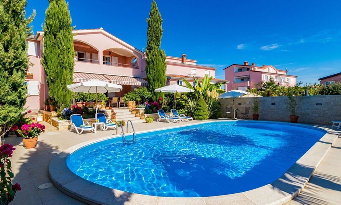 Nova Vas Apartment | Cosy apartment for 4 guests with WIFI, pool, A/C, TV, balcony, pets allowed and parking