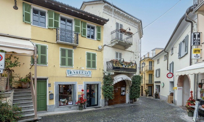 Cocconato Apartment | Cosy apartment for 4 guests with WIFI, A/C, TV, balcony, pets allowed and parking