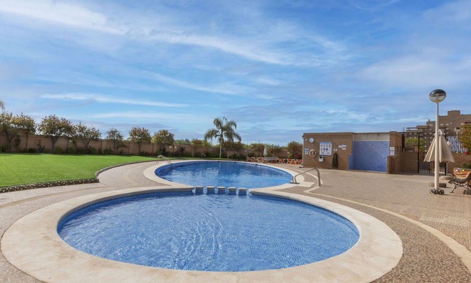 Cabanes Apartment | Cosy apartment for 4 people with WIFI, A/C, pool, TV, terrace, pets allowed and parking