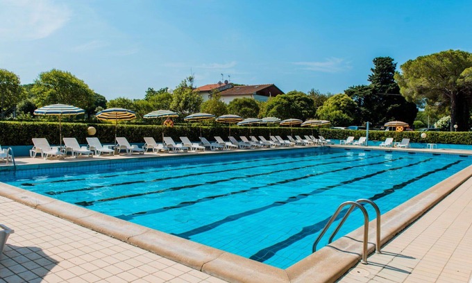 Marina di Bibbona Apartment | Cosy apartment for 4 people with pool, WIFI, A/C, TV, terrace, pets allowed and parking