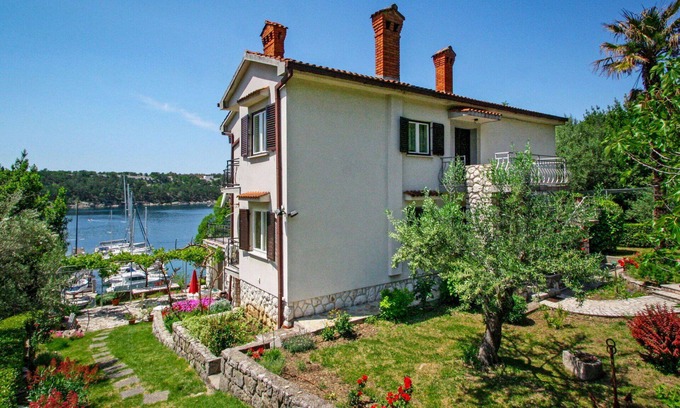 Municipality of Omisalj Apartment | Cosy apartment for 5 people with WIFI, A/C, TV, terrace, pets allowed and parking